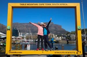 Kinderen poseren in een lijst met de Tafelberg op de achtergrond.