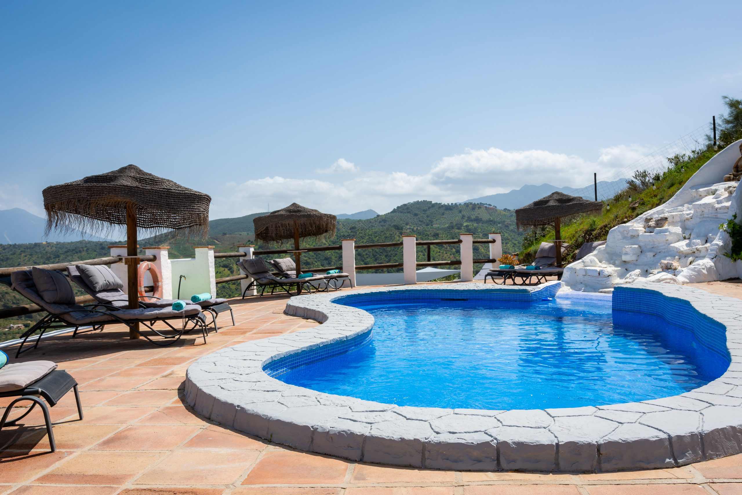Zwembad bij Hacienda Guaro Viejo in Andalusie, Spanje