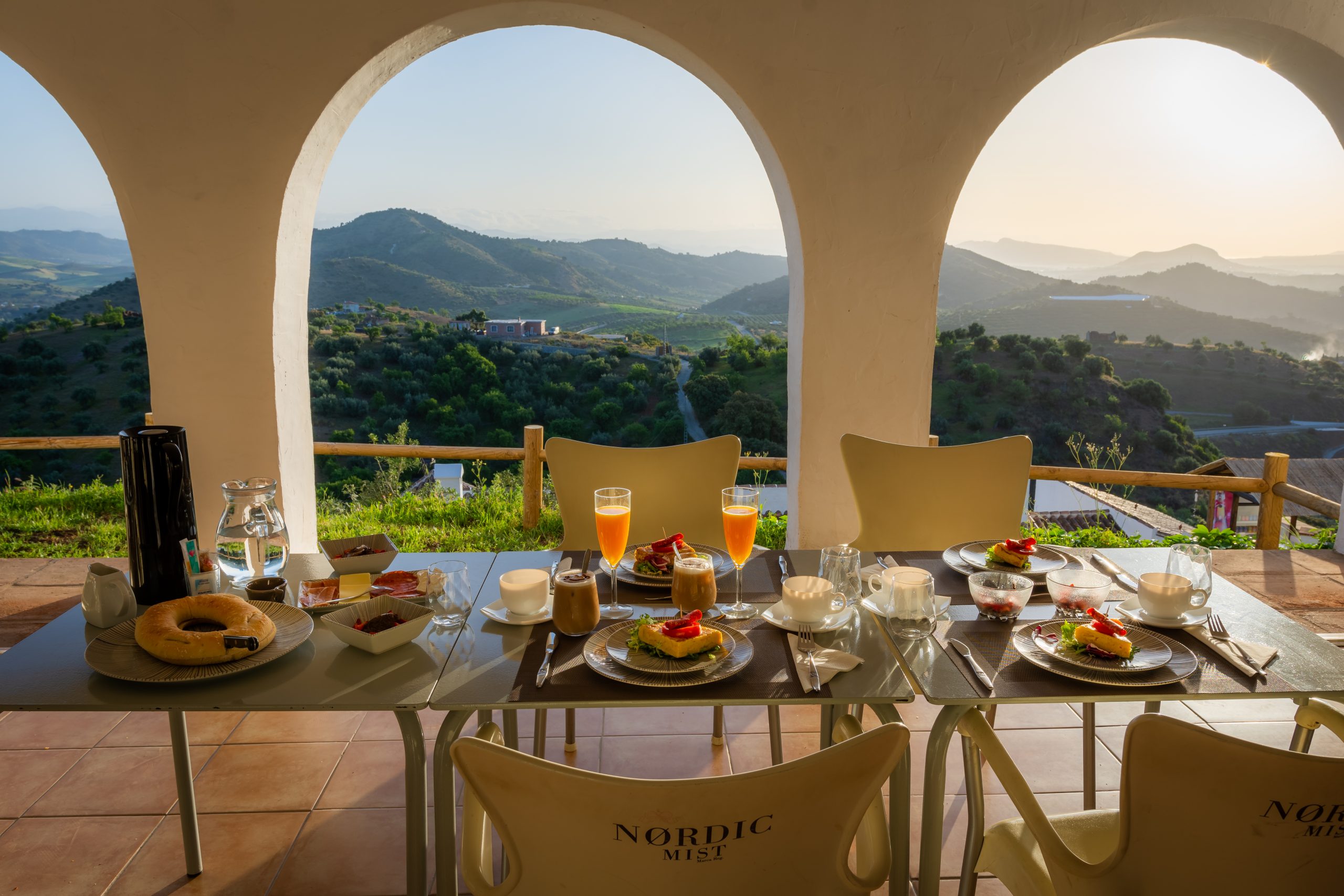 Ontbijtje met prachtig uitzicht bij Hacienda Guaro Viejo in Andalusie, Spanje