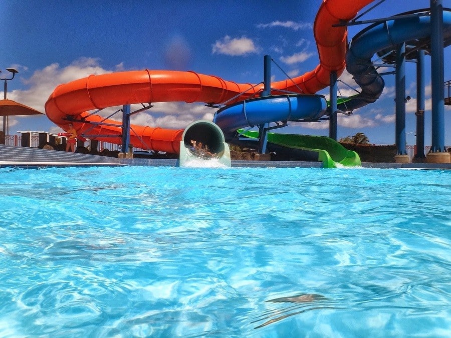 blog op vakantie met peuters 4 tips waterslide - 30pluskids