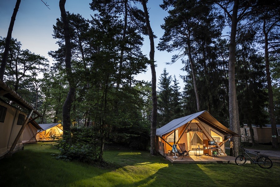 camping huttopia la pinede frankrijk manureyboz tenten hoofd 3 - 30pluskids