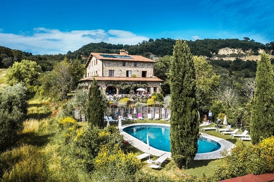 casa san carlo in umbrie italie huis en zwembad luchtfoto 1 - 30pluskids