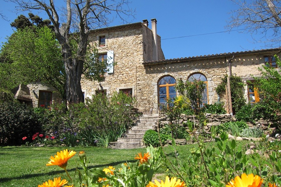 domaine de la bade in de aude zuid frankrijk gite met bruine luiken - 30pluskids