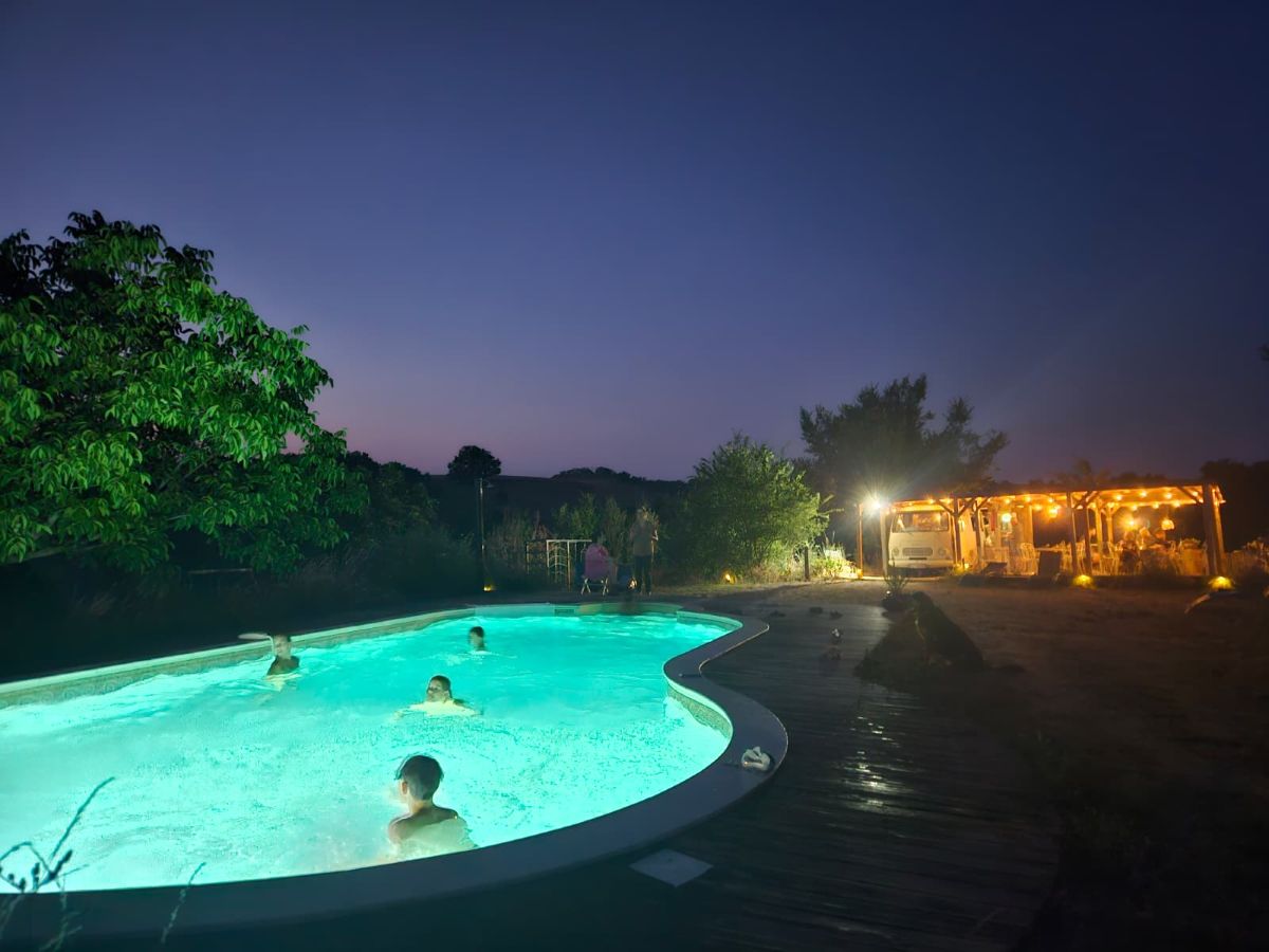 Domaine du cammazet in de ariege zuid frankrijk avondduik met barretje