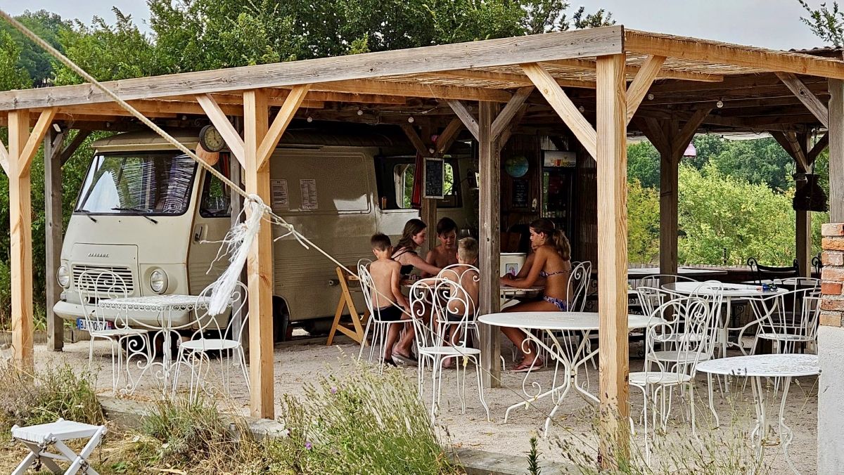 Domaine du cammazet in de ariege zuid frankrijk tieners spelletjes doen op het terras