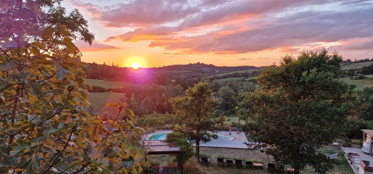 Domaine du cammazet in de ariege zuid frankrijk zonsondergang vanaf gite figuier