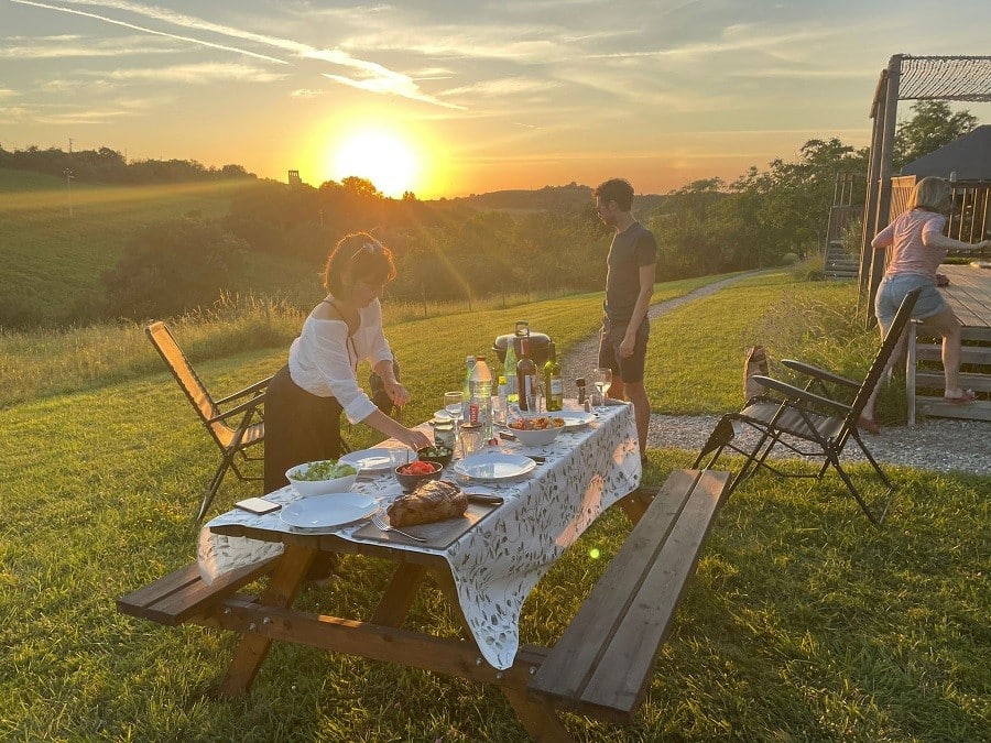 domaine du cammazet in lapenne frankrijk tafel dekken - 30pluskids