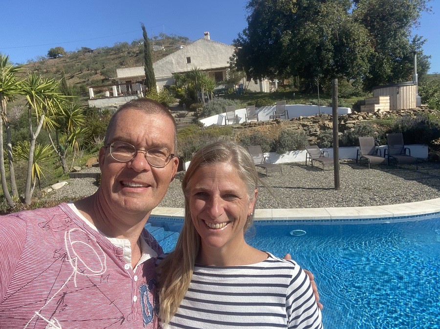 finca las nuevas in andalusie spanje eigenaren bij zwembad - 30pluskids