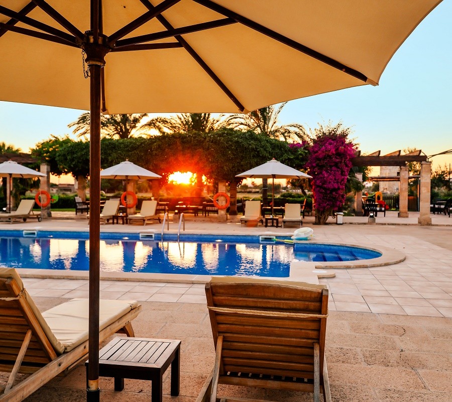 hotel migjorn op mallorca spanje pool at sunset 3 - 30pluskids