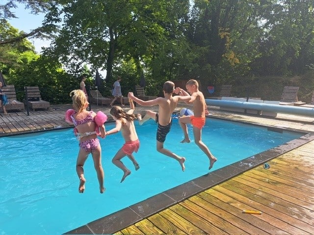 la belle st fli in de auvergne frankrijk kinderen in zwembad - 30pluskids