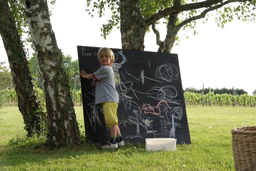 le guinot in de dordogne frankrijk kindje aan het tekenen - 30pluskids