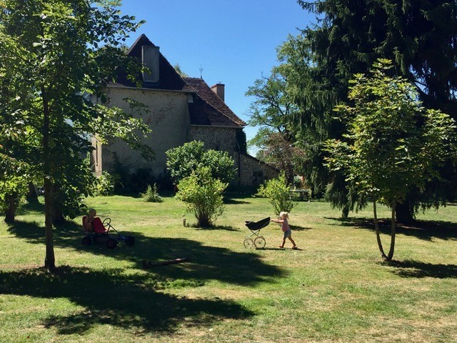 le mas den haut in de creuse frankrijk meisje op domaine - 30pluskids