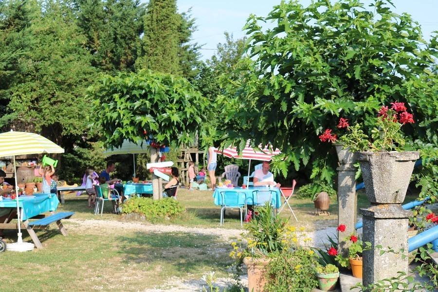 les escaliers de la combe in saint matre frankrijk ontbijt terras - 30pluskids