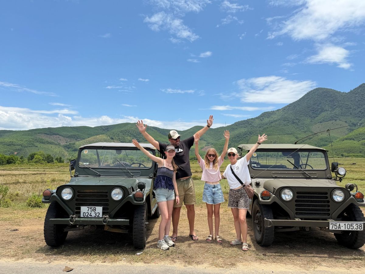 Local hero travel rondreis vietnam familie bij jeeps in vietnam