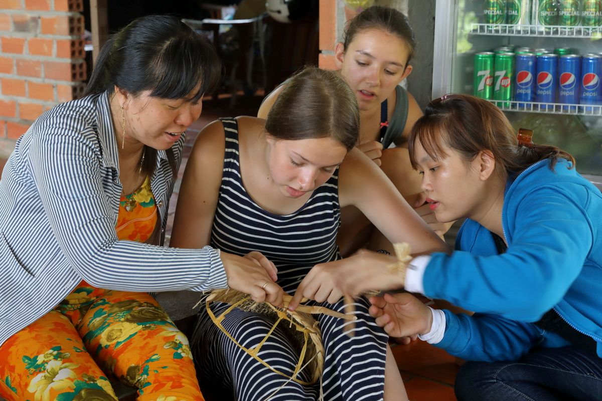 Local hero travel rondreis vietnam met locals kunstwerkje maken