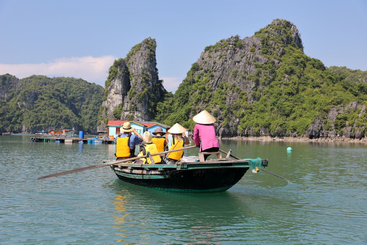 Local hero travel rondreis vietnam roeiboot