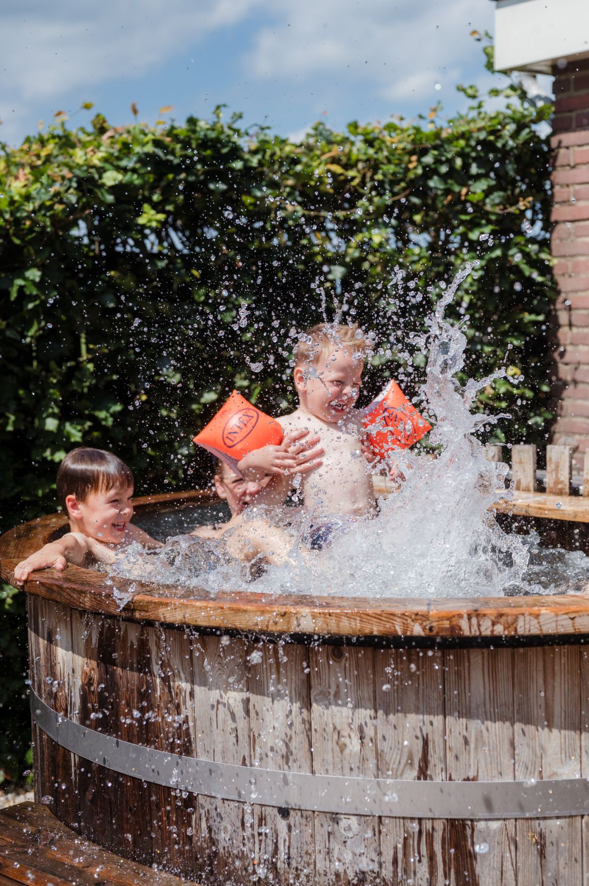 Kindjes in de hottub bij Logeer & Sfeer