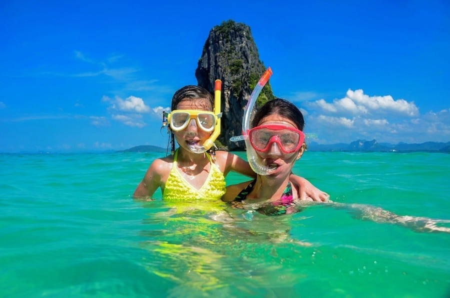 moeder en dochter snorkelen thailand - 30pluskids