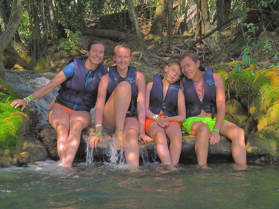 nido aguila blanca in guaro spanje eigenaren met hun kinderen - 30pluskids