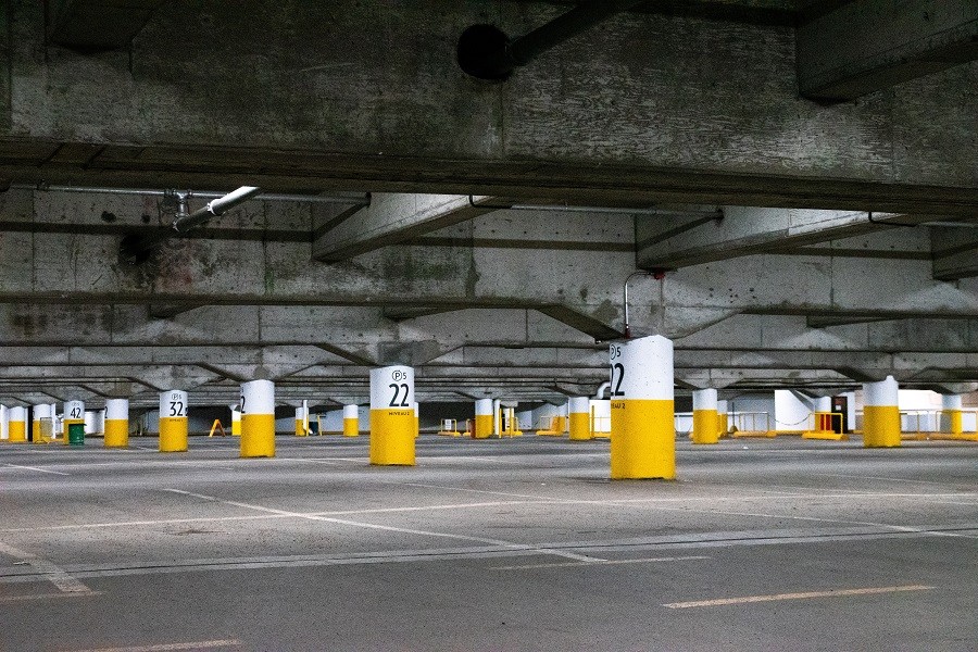 seoblue parkeergarage pexels francis desjardins 3095713 - 30pluskids