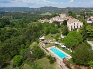 Zwembad en vlakbij dorpje Torre Nova Resort in Catalonie Spanje