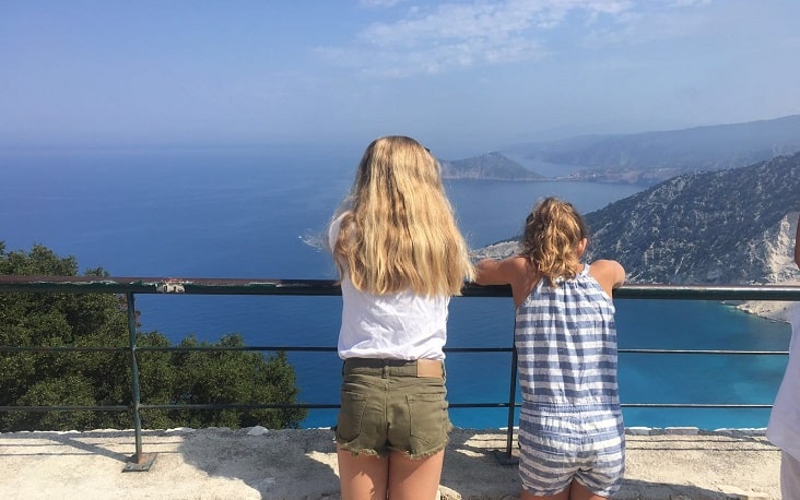 Tieners bekijken het prachtige uitzicht