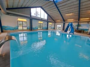 binnenzwembad met glijbaan op Himmerland Camping