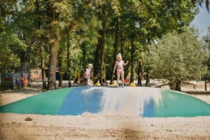kinderen op springkussen op camping in Twente