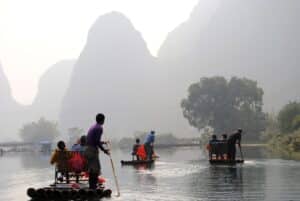 Varen tussen de karstbergen in Yangshuo