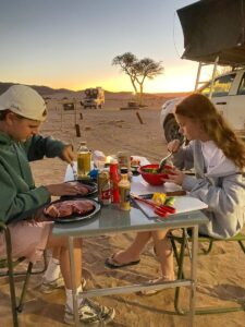 Kinderen aan tafel in de Etosha Pan