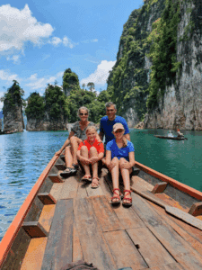 Gezin op boot in Thailand