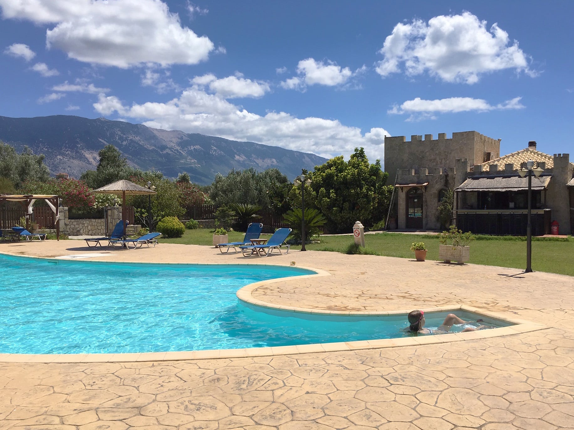 Mooi zwembad en uitzicht op de bergen