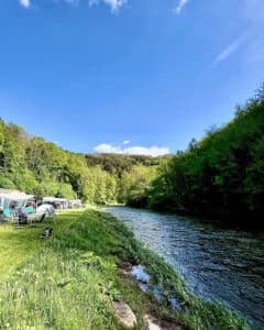 Kindvriendelijke glamping in Duitsland aan een rivier met safaritenten van Vodatent in de natuur