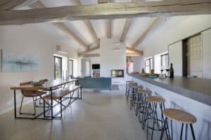 Luxe keuken en living van Le Mas Saint Michel d'Euzet in Zuid-Frankrijk