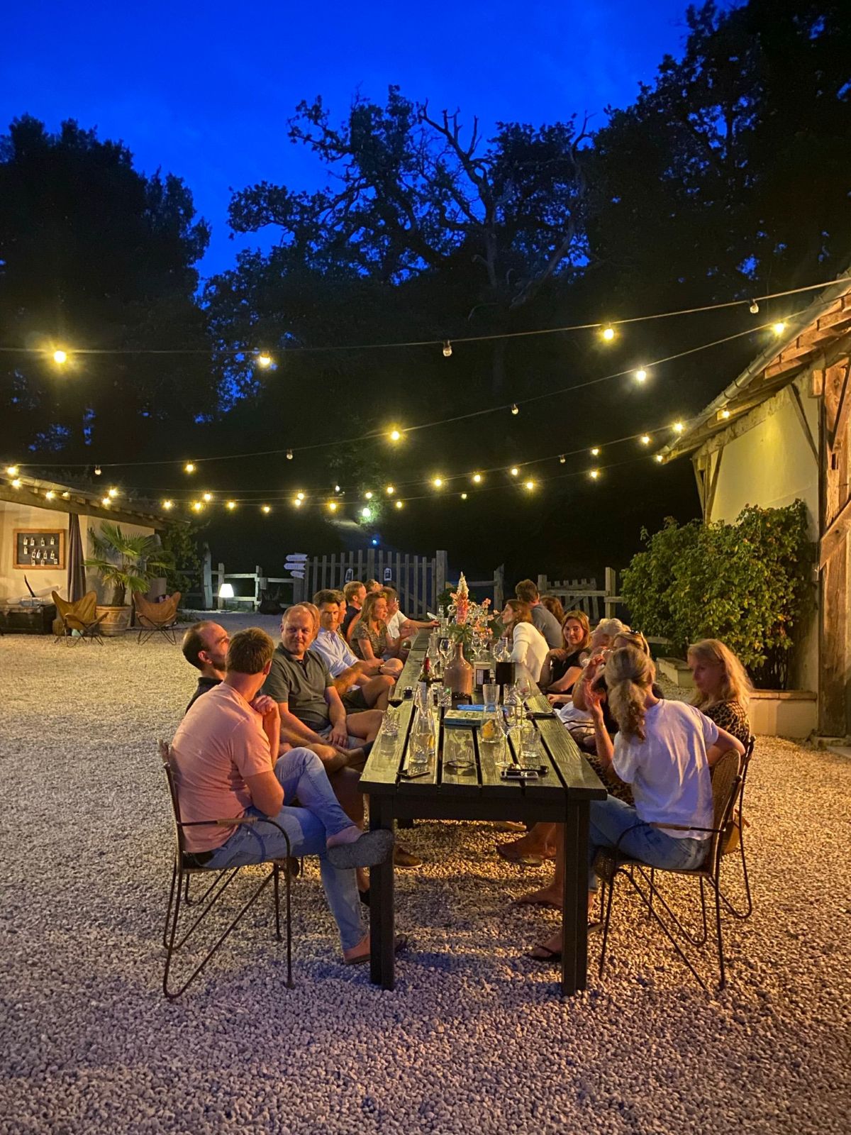 Interview met Domaine La Douce France 4 4 Domaine La Douce France Gers Frankrijk met zn allen aan tafel - 30pluskids