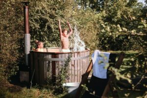 Kinderen in de hottub bij BoerenBed De Kalverweide