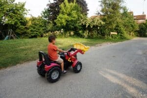 Jongetje op speelgoedtractor bij BoerenBed La Flocellière en Vendée