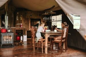 Meisjes in tenthuisje bij BoerenBed Les Jardins des Coccinelles