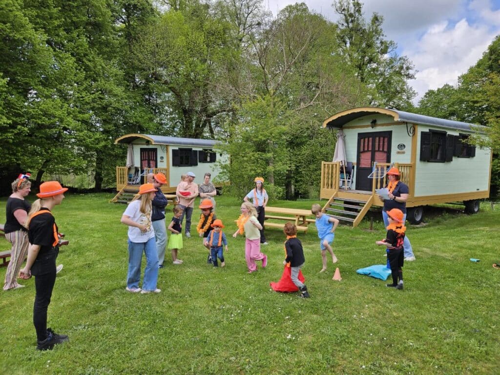 spelende kinderen bij Abbaye du Palais kleinschalig vakantiedomein in Frankrijk