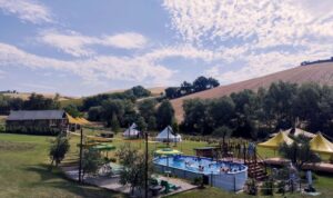 Zwembad en terrein camping Suasa in Le Marche