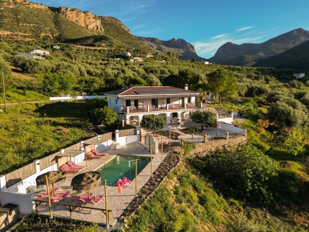 Gezinsvriendelijke finca met zwembad in Andalusie Spanje tussen de bergen