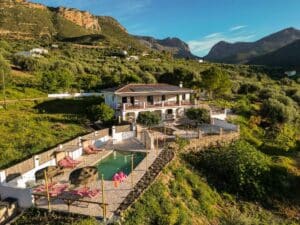 Gezinsvriendelijke finca met zwembad in Andalusie Spanje tussen de bergen