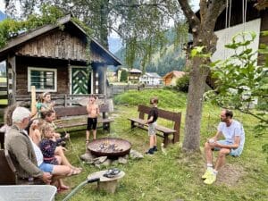 Ouders en kinderen roosteren marshmellows bij Berghaus Wanderlust