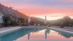 Zwembad bij zonsondergang bij Villa Atalanta in Andalusie