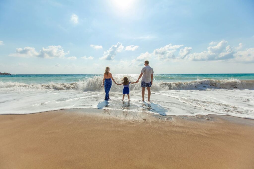 Ouders met kind op vakantie aan de kust
