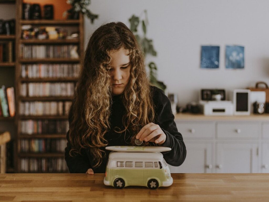 Meisje met spaarpot