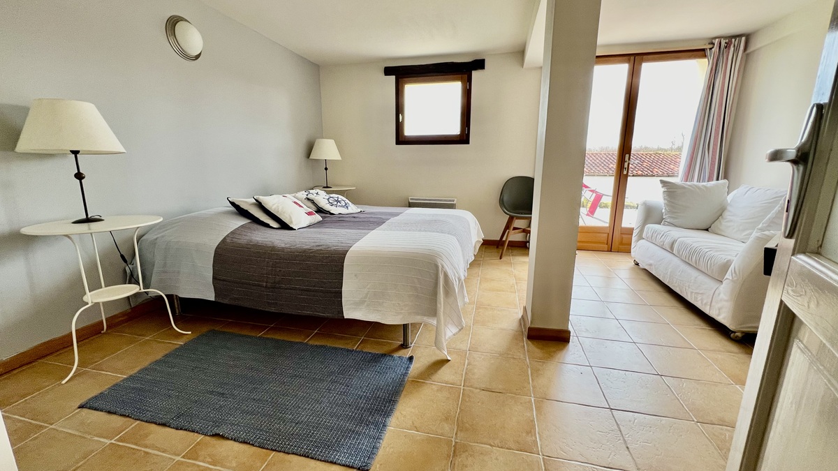 Slaapkamer gite bij Domaine La Barbe in de Gers
