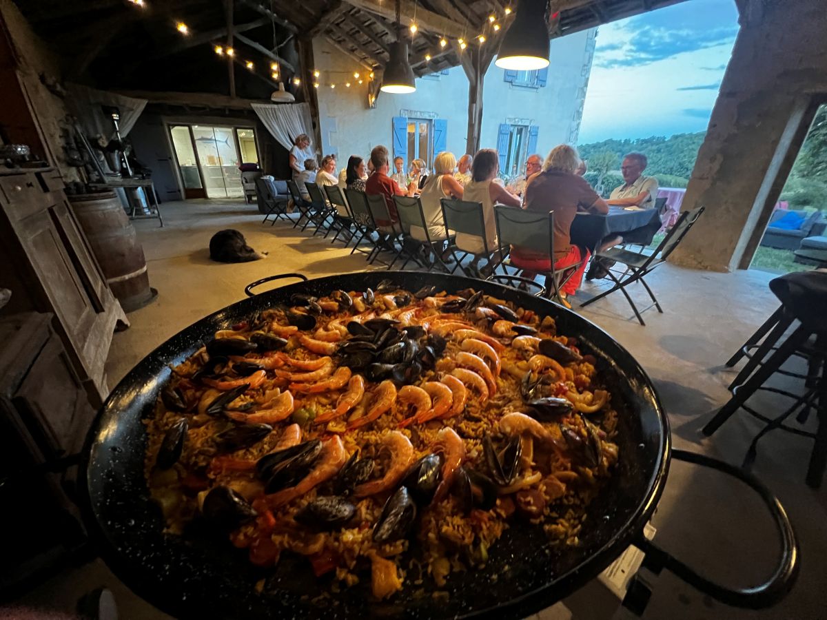 Paella op terras van Domaine La Barbe in de Gers
