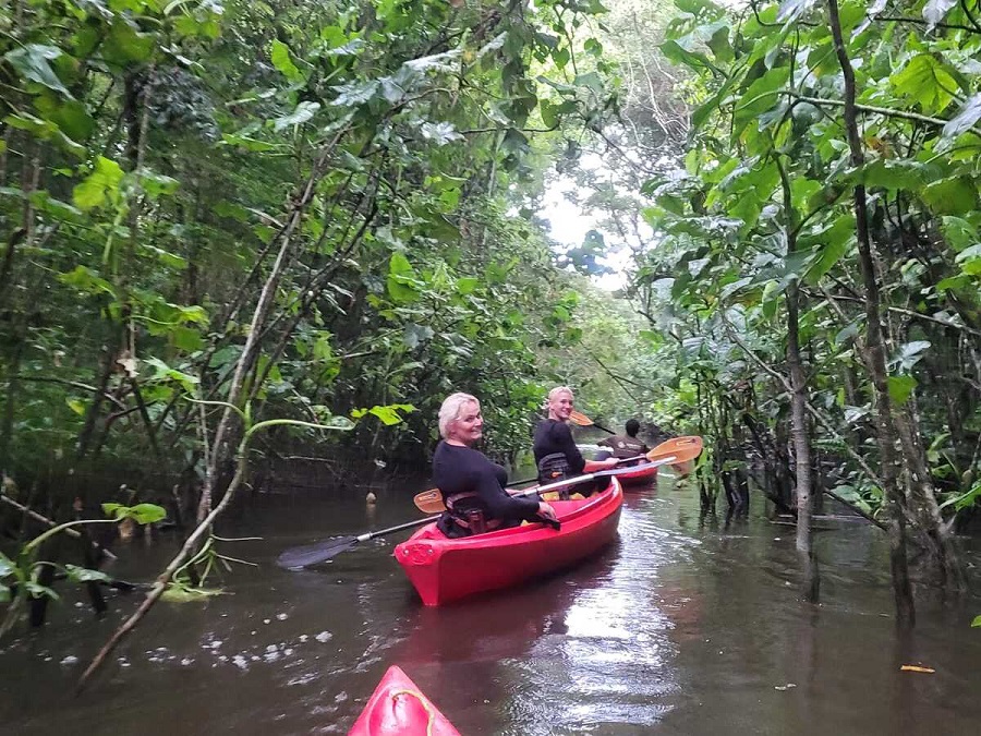 Local hero travel suriname kano door de jungle