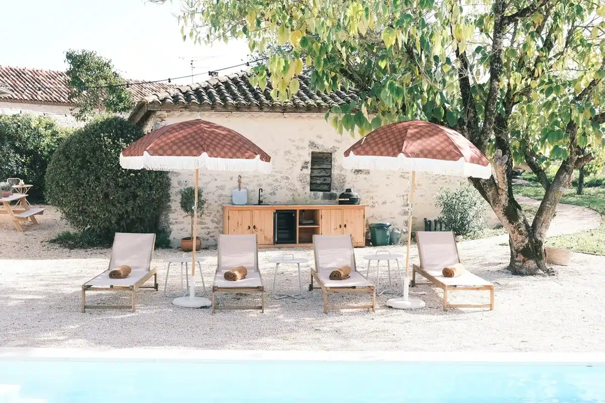 Maison rose in de lot et garonne frankrijk ligbedden bij zwembad